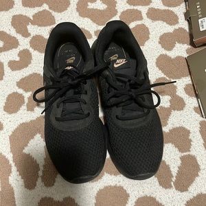Nike Tanjun Black/gold